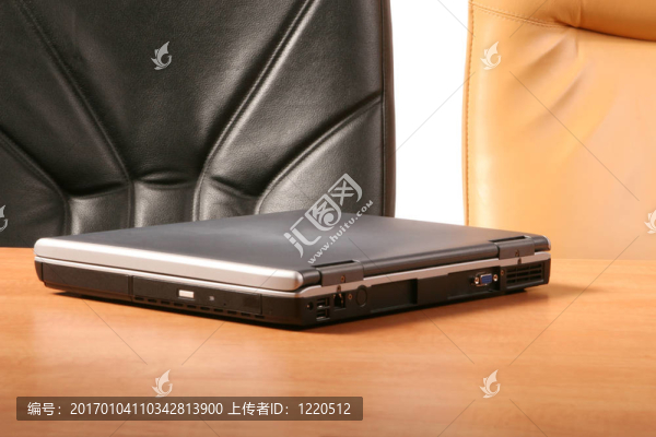 桌上的筆記本電腦