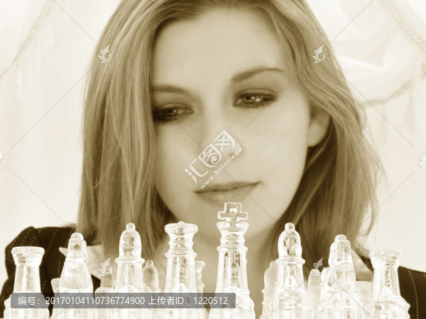 美麗的二零五歲的商業(yè)婦女與國(guó)際象棋