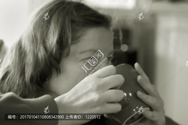 女人喝咖啡2