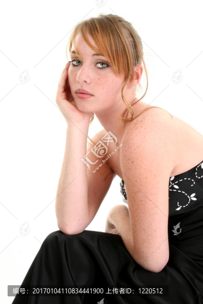 漂亮的十四歲女孩穿著正式的服裝