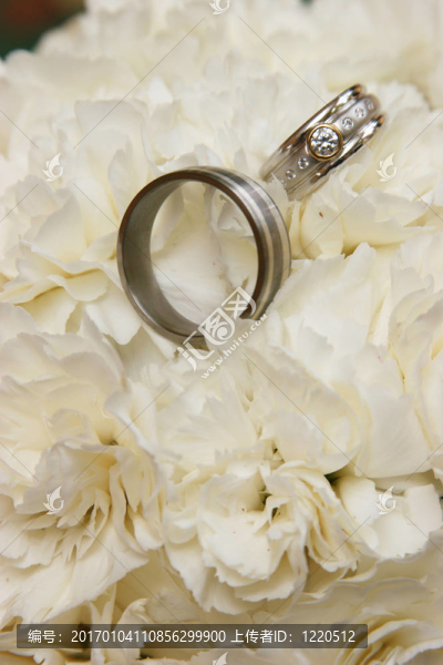 兩個(gè)結(jié)婚戒指