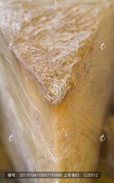 奶酪楔在保鮮膜