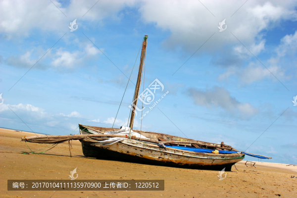 在海灘上的船
