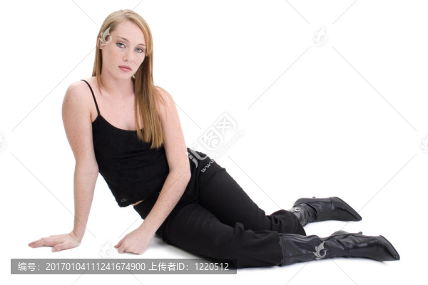 美麗的十四歲女孩坐在地板上