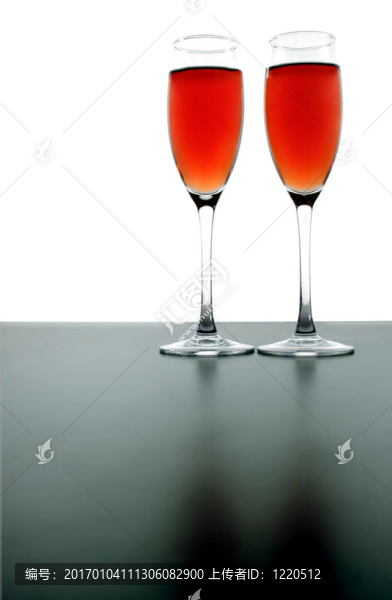 酒在桌上