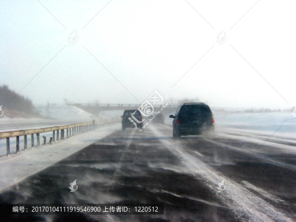 暴風雪中的冬季公路