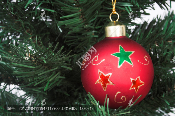 圣誕樹上的紅色圣誕球