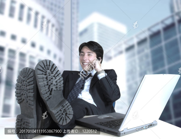 商務男子在他的辦公室里的電話