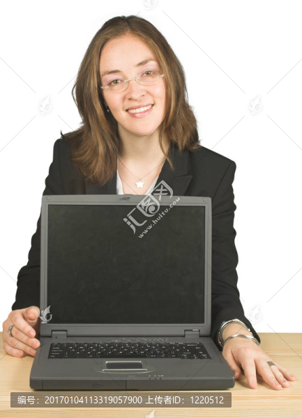 商務(wù)女人微笑著帶著筆記本電腦
