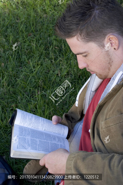 男孩讀圣經(jīng)