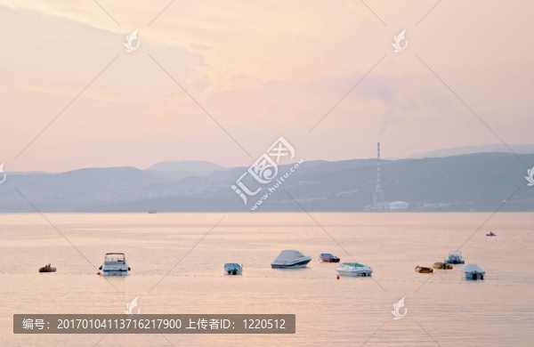 夕陽下的小船