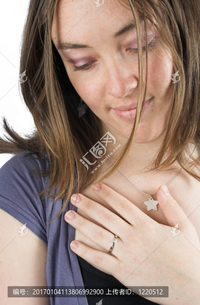 情緒激動的女人用手聽胸部