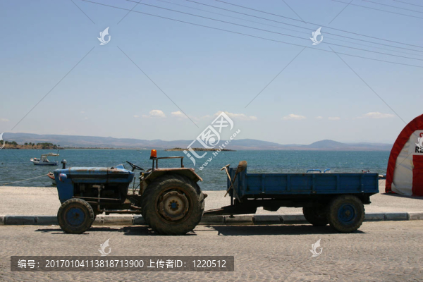海邊的拖拉機(jī)