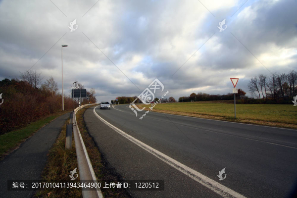 彎曲的道路和天空。