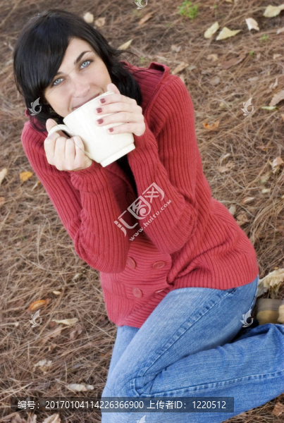 女人喝酒-匯圖網(wǎng) www.fosd68.com 女人喝酒