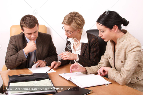 2個(gè)女人和1個(gè)男人-匯圖網(wǎng) www.fosd68.com 2個(gè)女人和1個(gè)男人