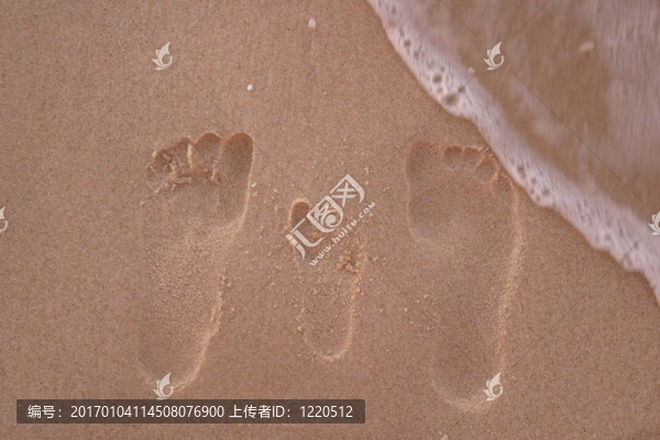 腳印在沙灘上