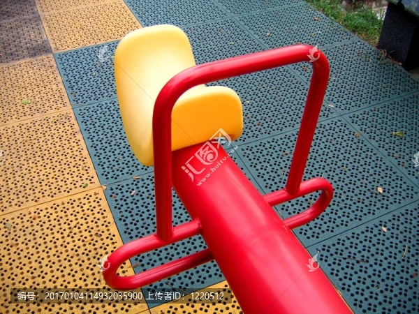 在操場上現(xiàn)代的蹺蹺板