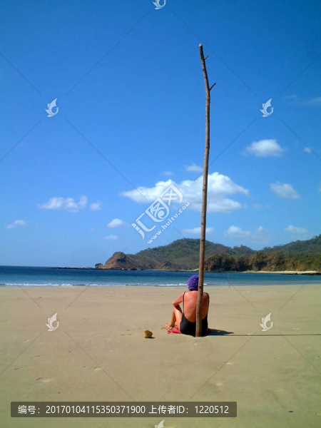 女人在海灘上
