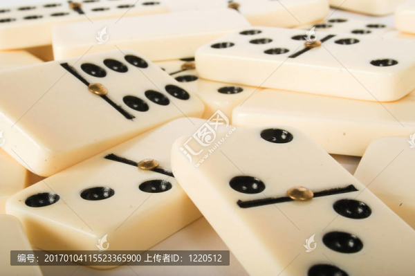摘要多米諾背景