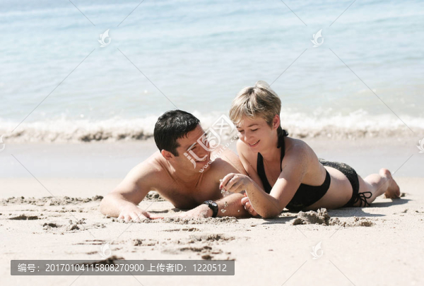 海灘上的夫婦