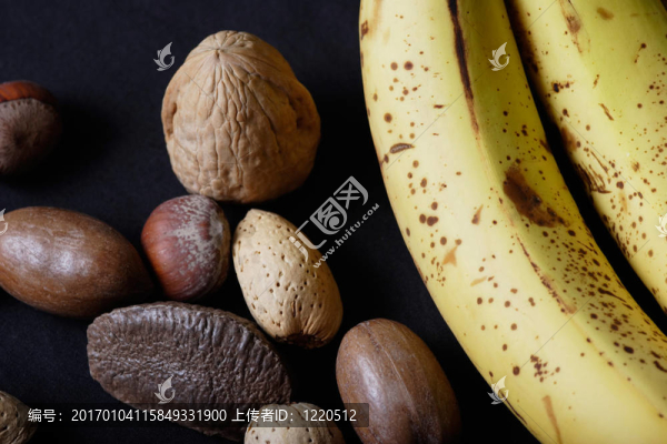 堅(jiān)果和香蕉