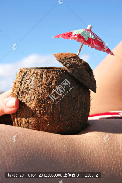 Bikini,Babe和公雞