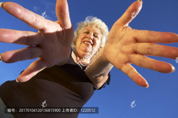 金色之光中的女人微笑
