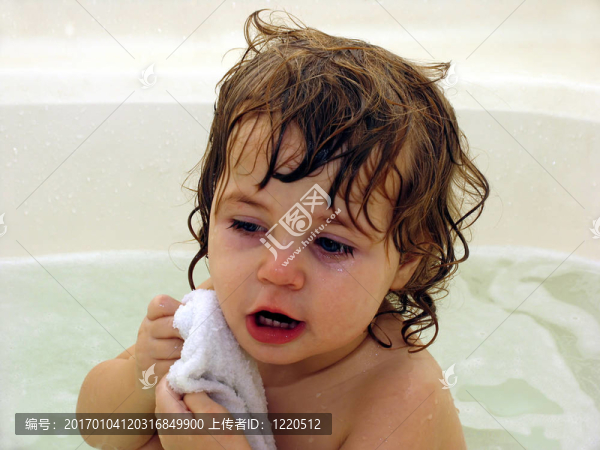 蹣跚學(xué)步的嬰兒沐浴-匯圖網(wǎng) www.fosd68.com 蹣跚學(xué)步的嬰兒沐浴