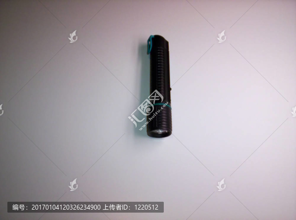黑色的手電筒