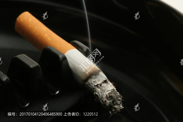 香煙在煙灰缸