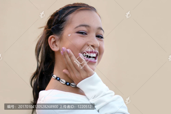 笑的亞洲女孩