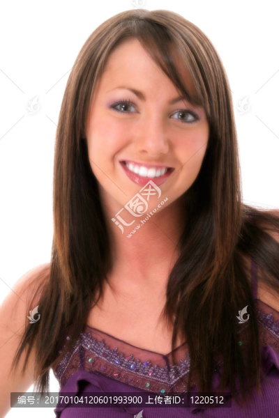 年輕女子微笑
