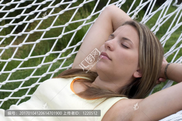 吊床上的女孩
