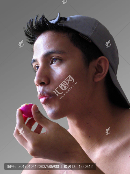 吃蛋的男孩