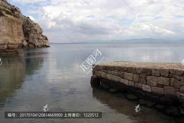 海中的石碼頭和巖石