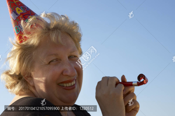 生日帽里的女人