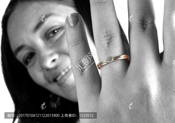 漂亮女孩戴訂婚戒指
