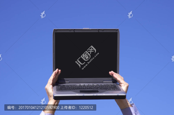 筆記本電腦在手
