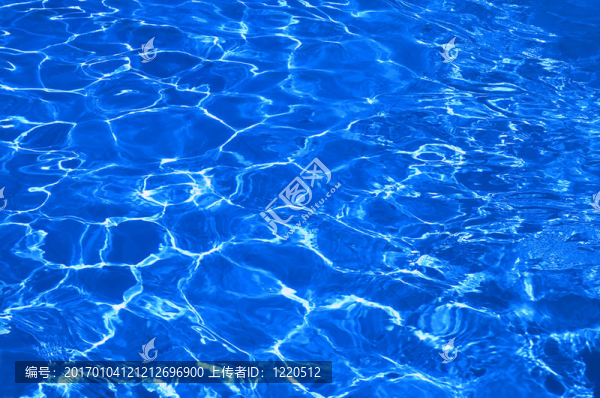 游泳池里的藍(lán)水