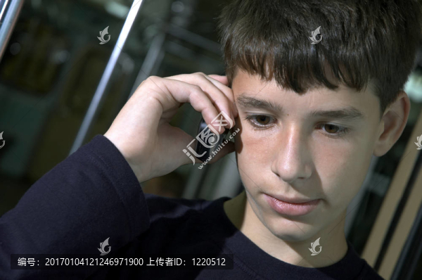 青少年在地鐵里的電話