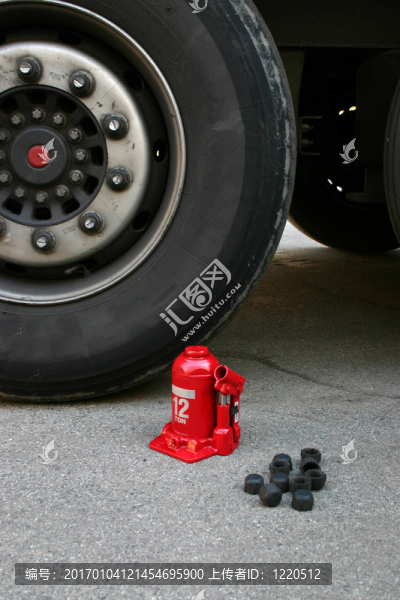 帶提升杰克的卡車(chē)輪胎-匯圖網(wǎng) www.fosd68.com 帶提升杰克的卡車(chē)輪胎