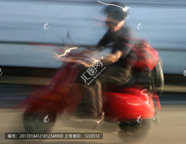 模糊的滑板車