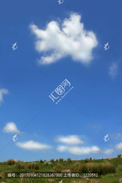 山坡上的奇怪的云