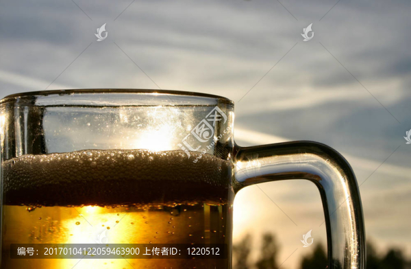 啤酒對抗天空