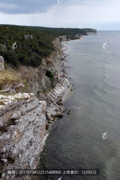 多石的海岸線。
