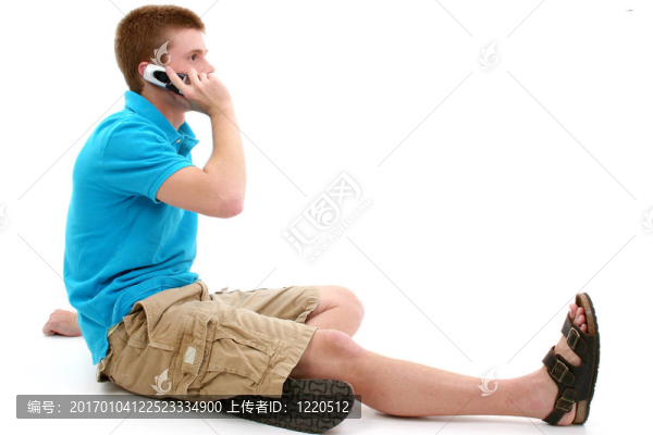 在手機(jī)上的休閑青少年