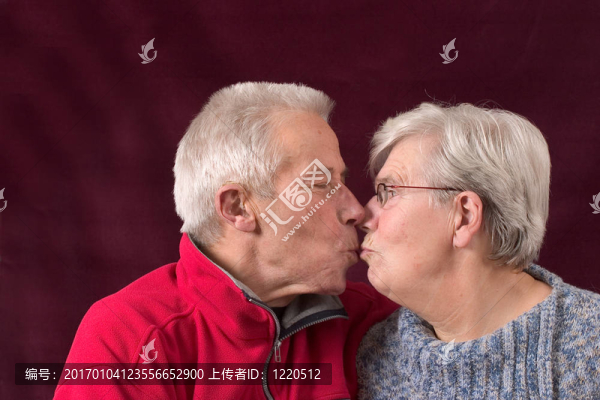 老年夫婦接吻