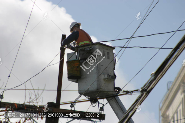 電梯上的電氣工人