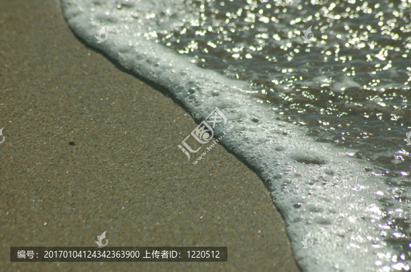海浪和沙灘